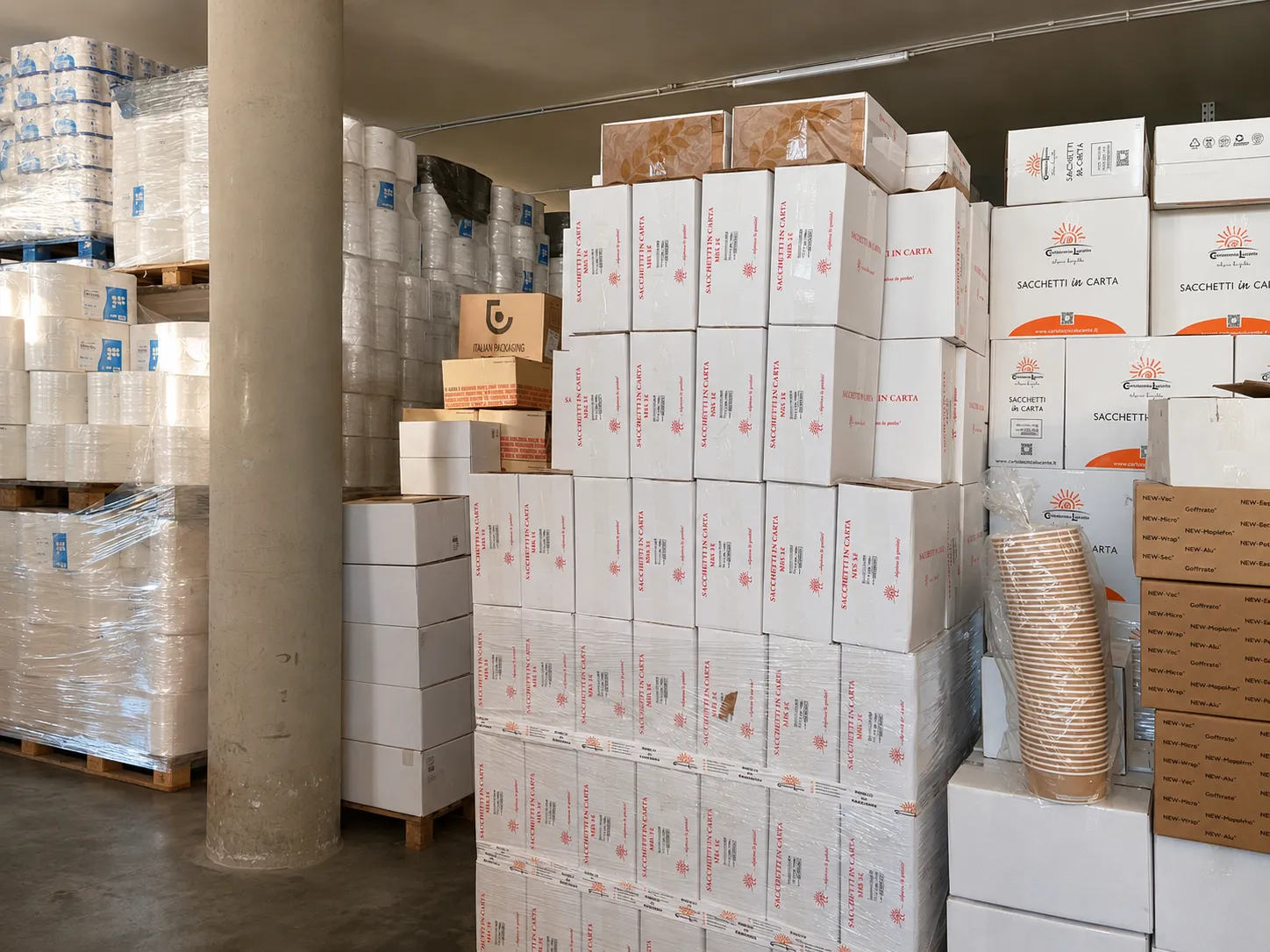 Pallet di sacchetti in carta e tovaglioli in magazzino